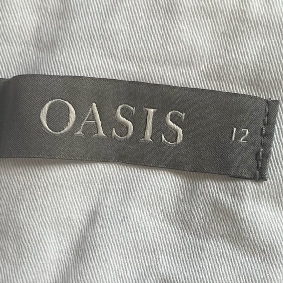 Low rise white shorts 10. Light stretch. - Picture 3 of 4